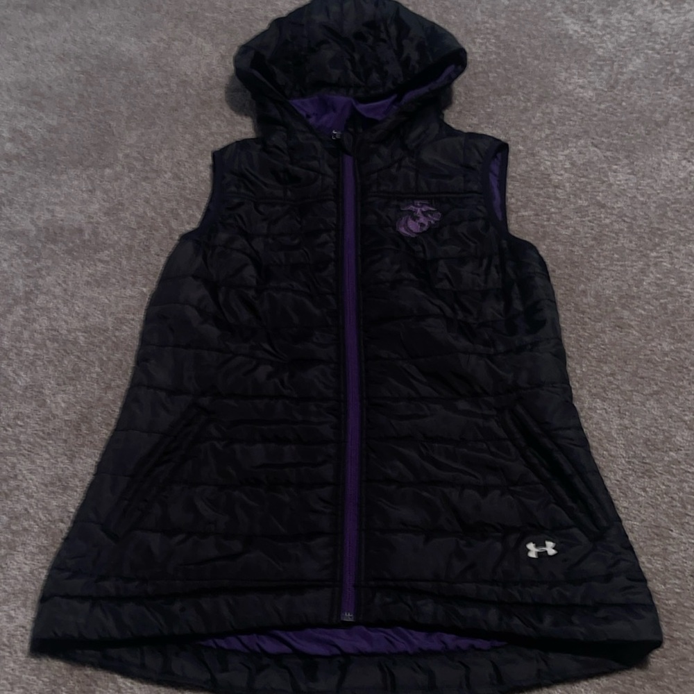 Under Armour Long Puffer Hooded Vest USMC - size large. DD